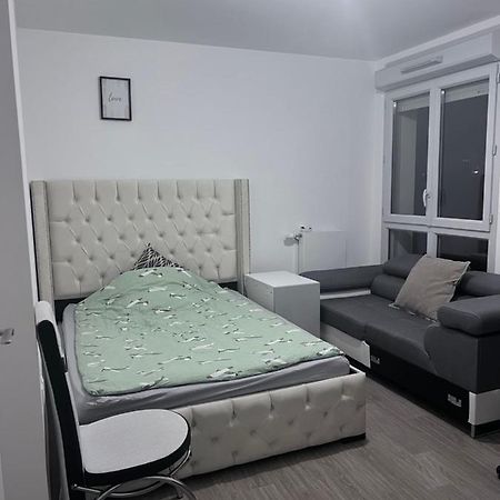 Chambre Individuelle Dans Un Appartement A 37 De Champs Elysees Sartrouville Zewnętrze zdjęcie